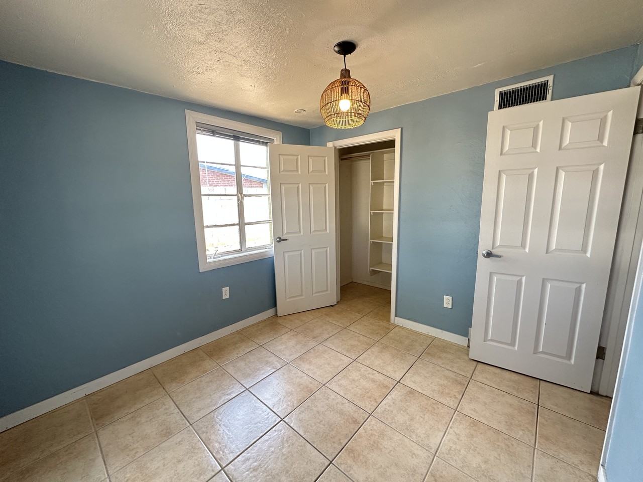 2208 N Rita Ave - Photo 5 of 22