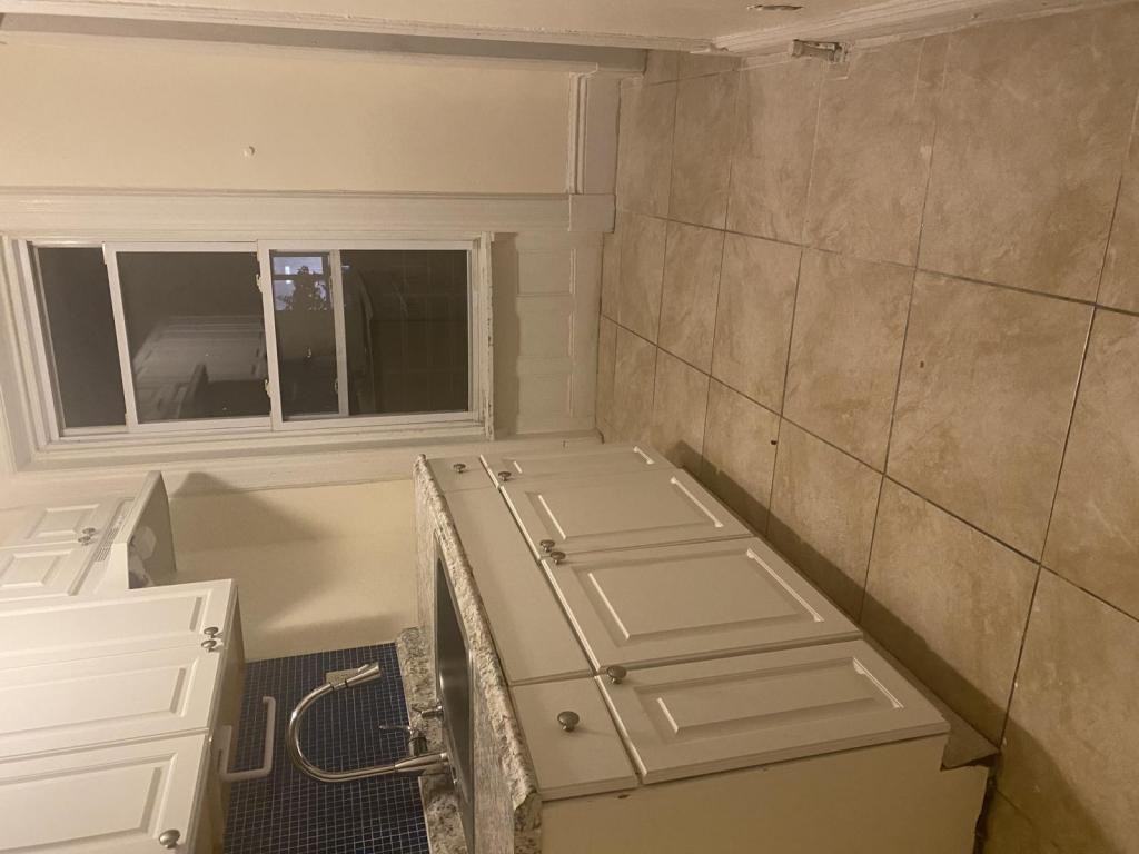 1028 Greene Ave - Photo 5 of 10