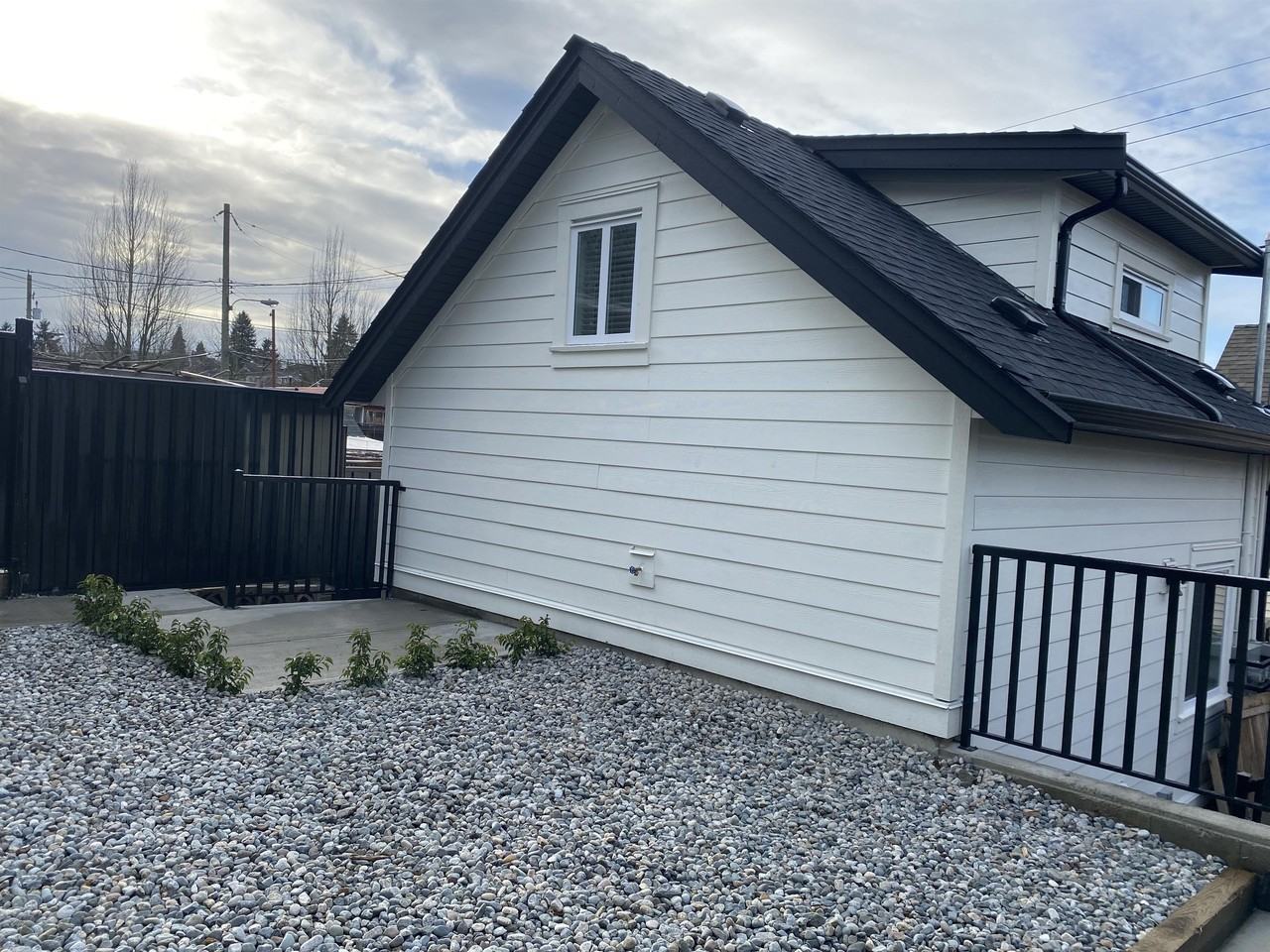 811 Lillooet Street KX0002 3 Apartments 811 Lillooet St