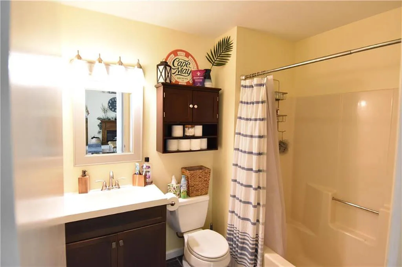 598 Brighton St - Photo 3 of 14