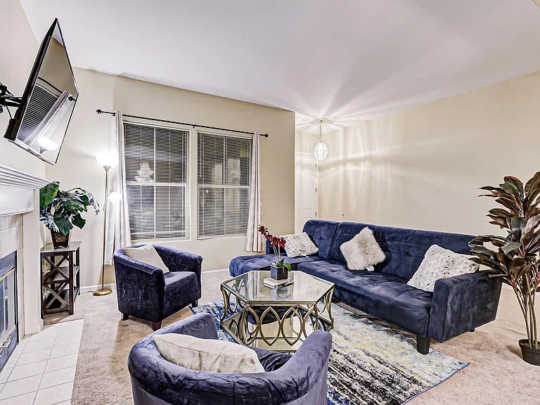 5795 Desoto Dr - Photo 3 of 25