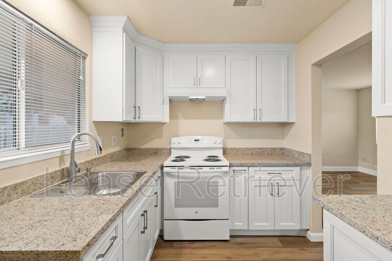 940 Palm Cir - Photo 3 of 27