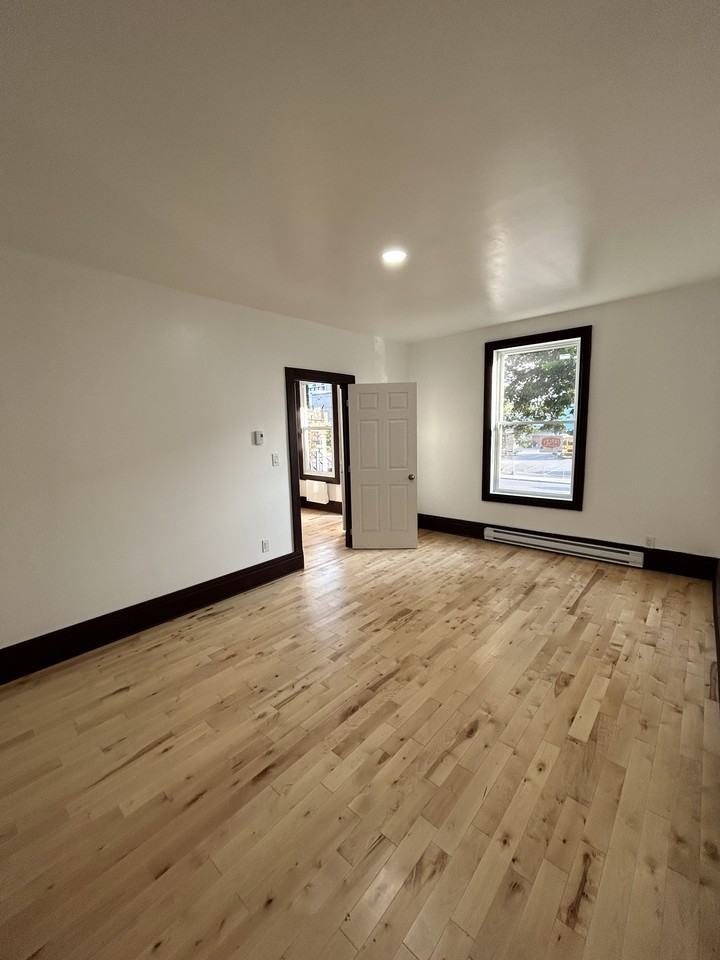 6645 Avenue du Parc - Photo 3 of 9