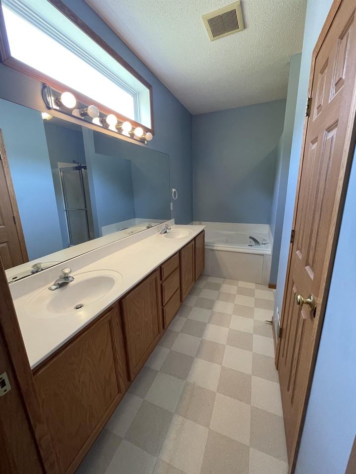 1694 Oakbrooke Ct #1 - Photo 5 of 19