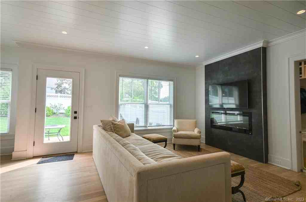 117 Seminary St - Photo 2 of 28