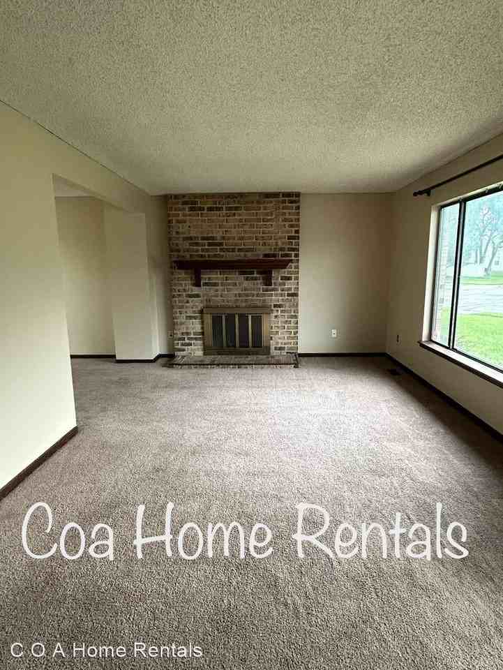 3106 N Brookfield St - Photo 3 of 11