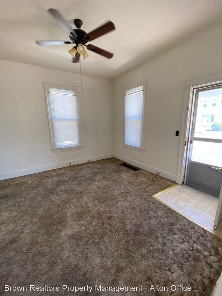 1132 W 9th St - Photo 2 of 8