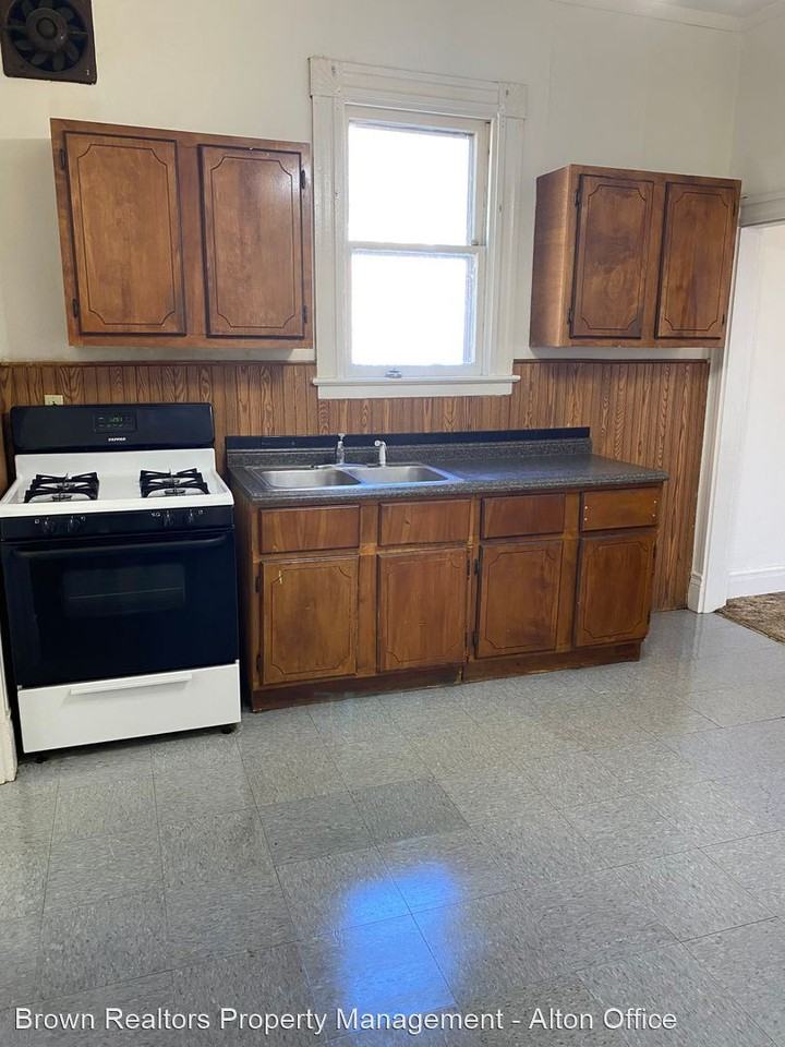 1132 W 9th St - Photo 3 of 8