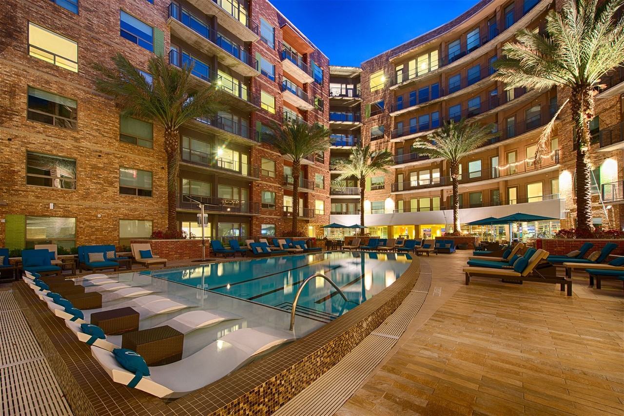 825 Usener St - Photo 2 of 8