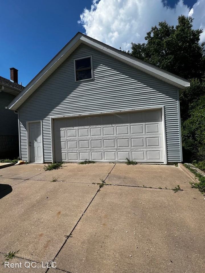 933 45th St - Photo 2 of 14