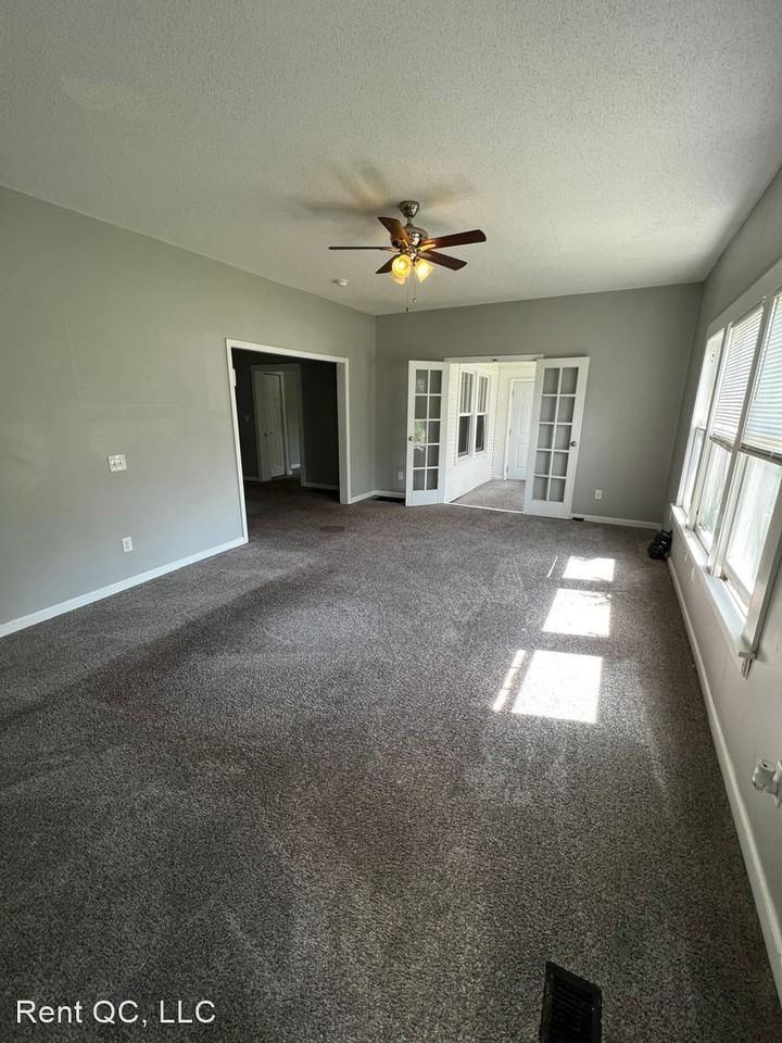 933 45th St - Photo 3 of 14