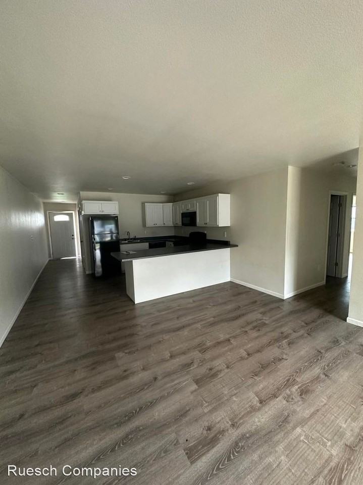 8393 4th St - Photo 3 of 4
