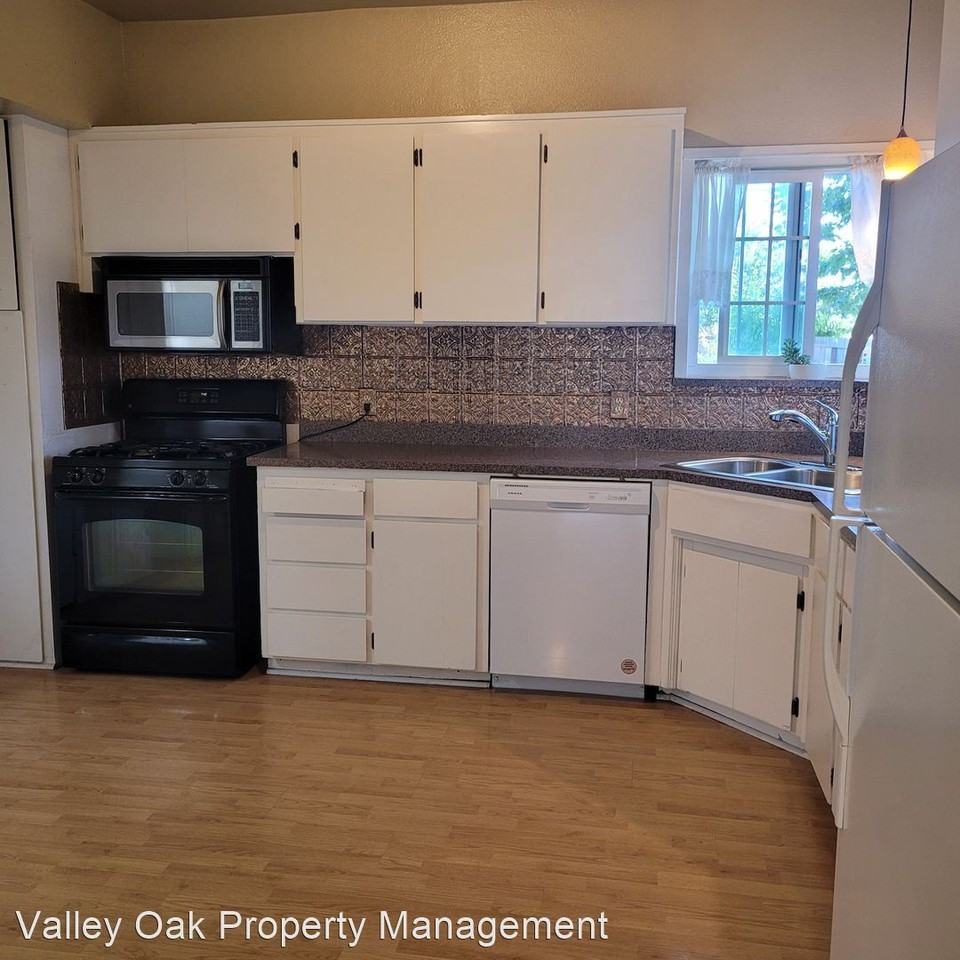 301 N Broadway - Photo 3 of 7