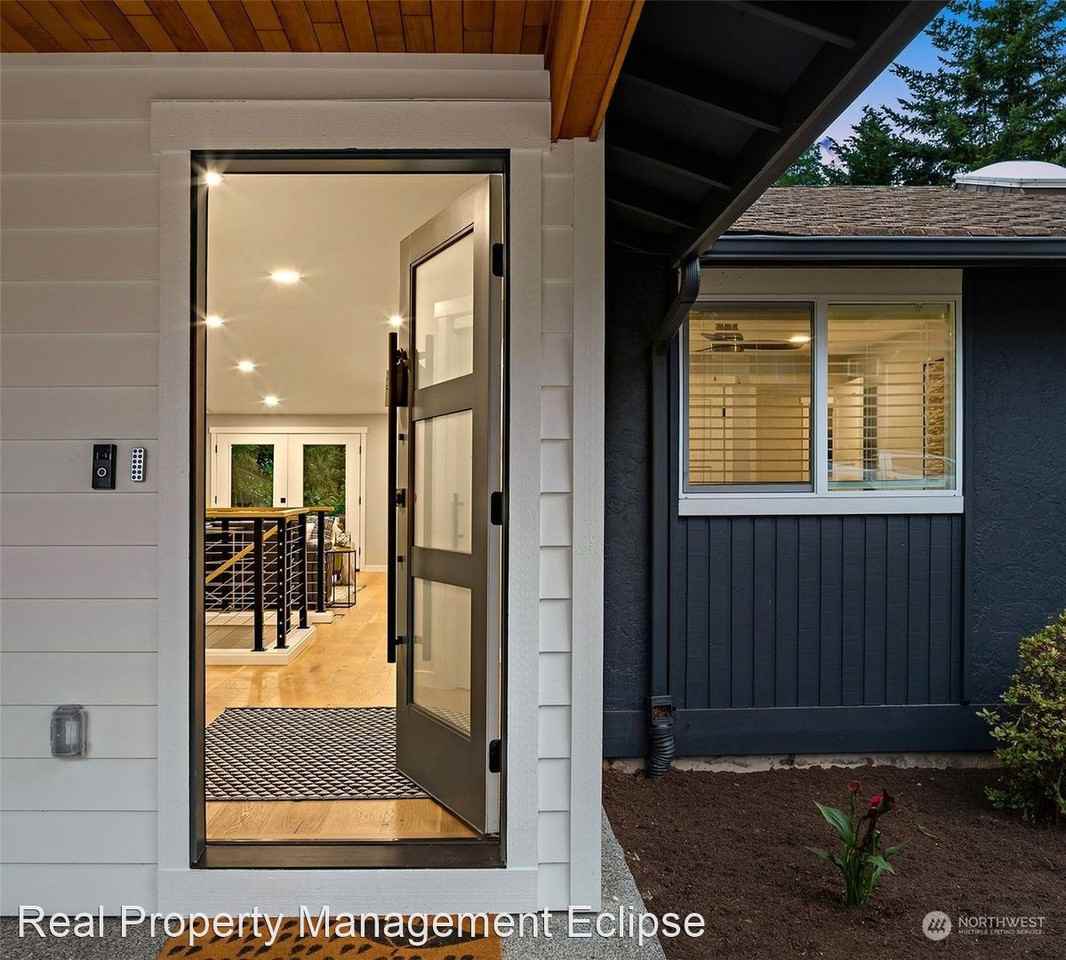 10513 Ne 190th St - Photo 2 of 33