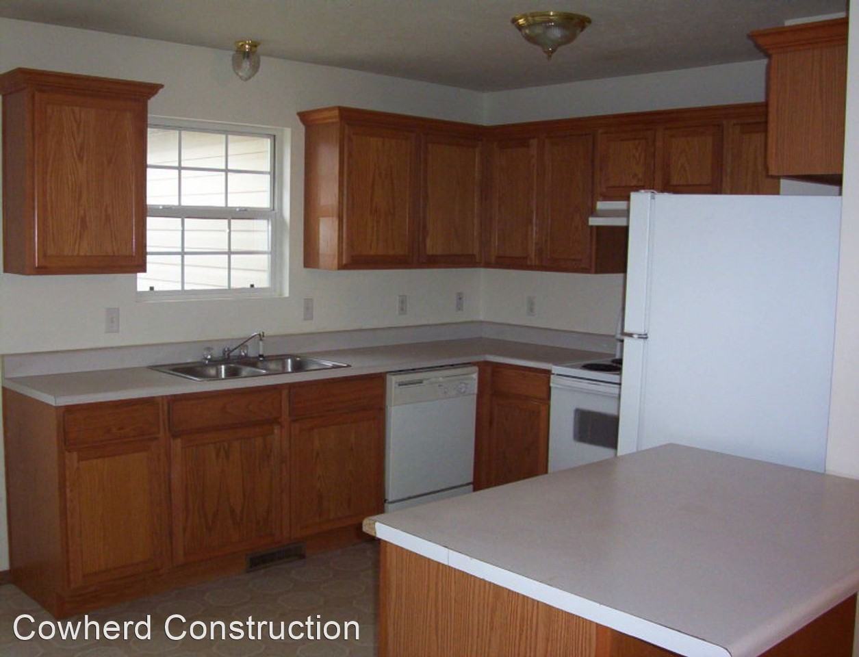 1930 N Hillcrest Ave - Photo 2 of 4