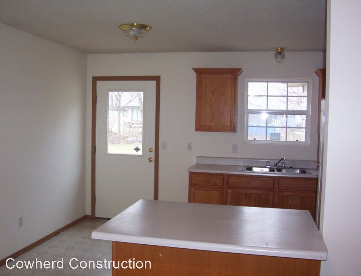 1930 N Hillcrest Ave - Photo 3 of 4