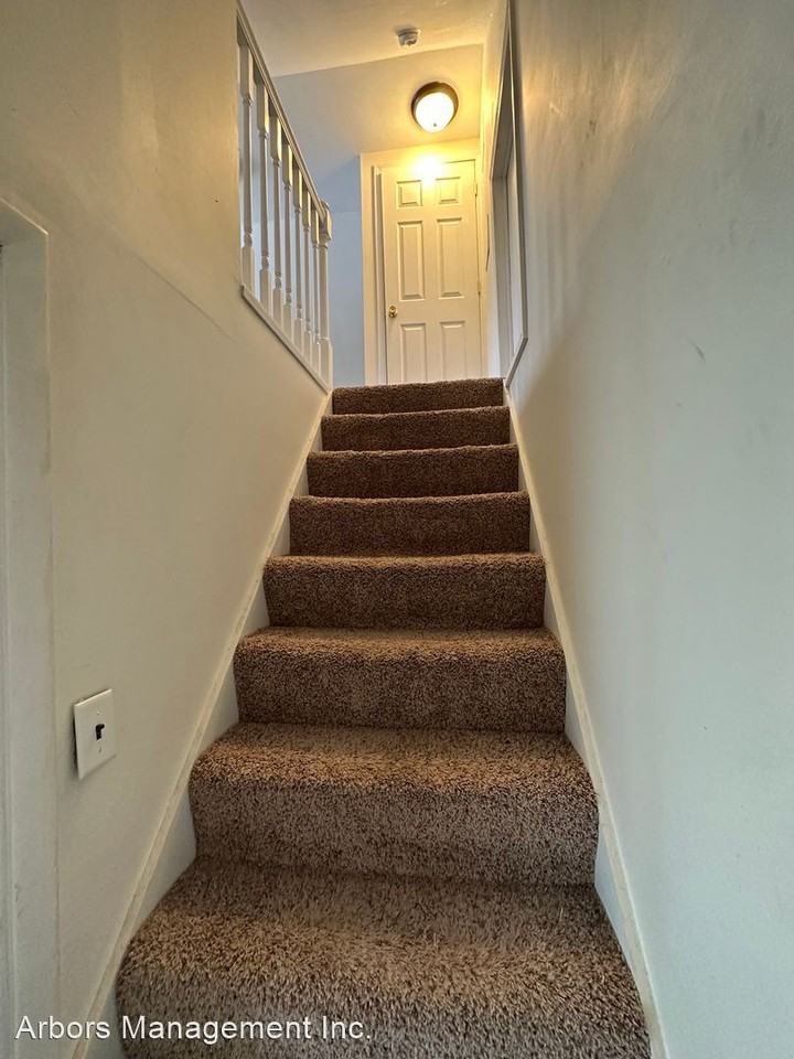 142 Winfield Dr - Photo 2 of 10