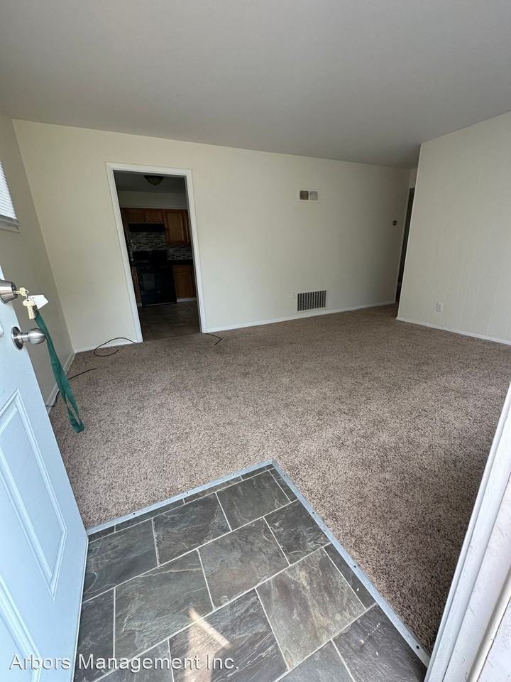 142 Winfield Dr - Photo 3 of 10