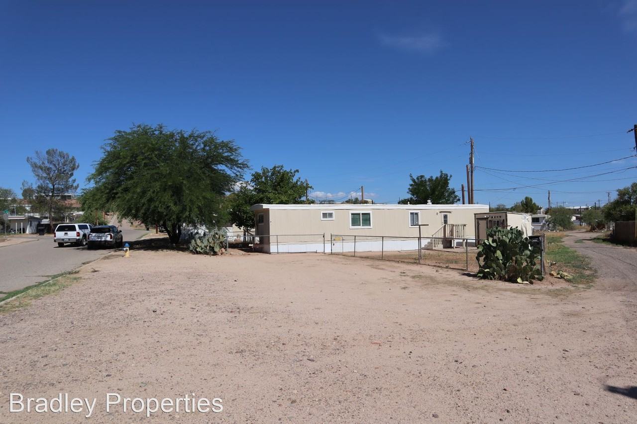 693 E Lake Dr - Photo 2 of 28