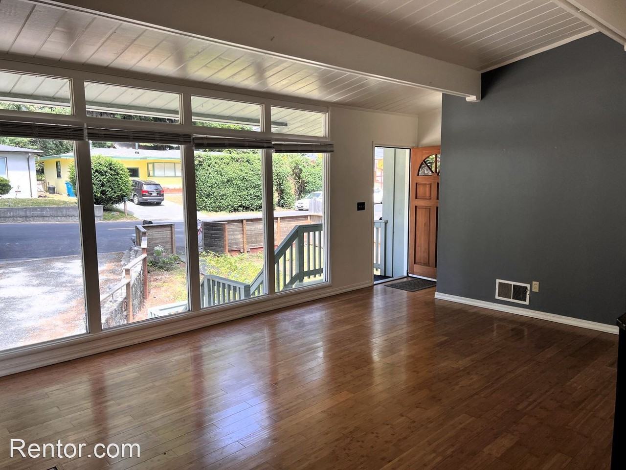 1635 Charles Ave - Photo 3 of 14
