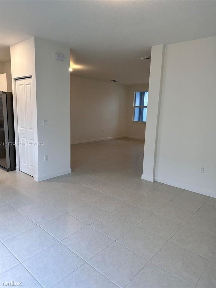 11884 Nw 47th Mnr - Photo 3 of 19