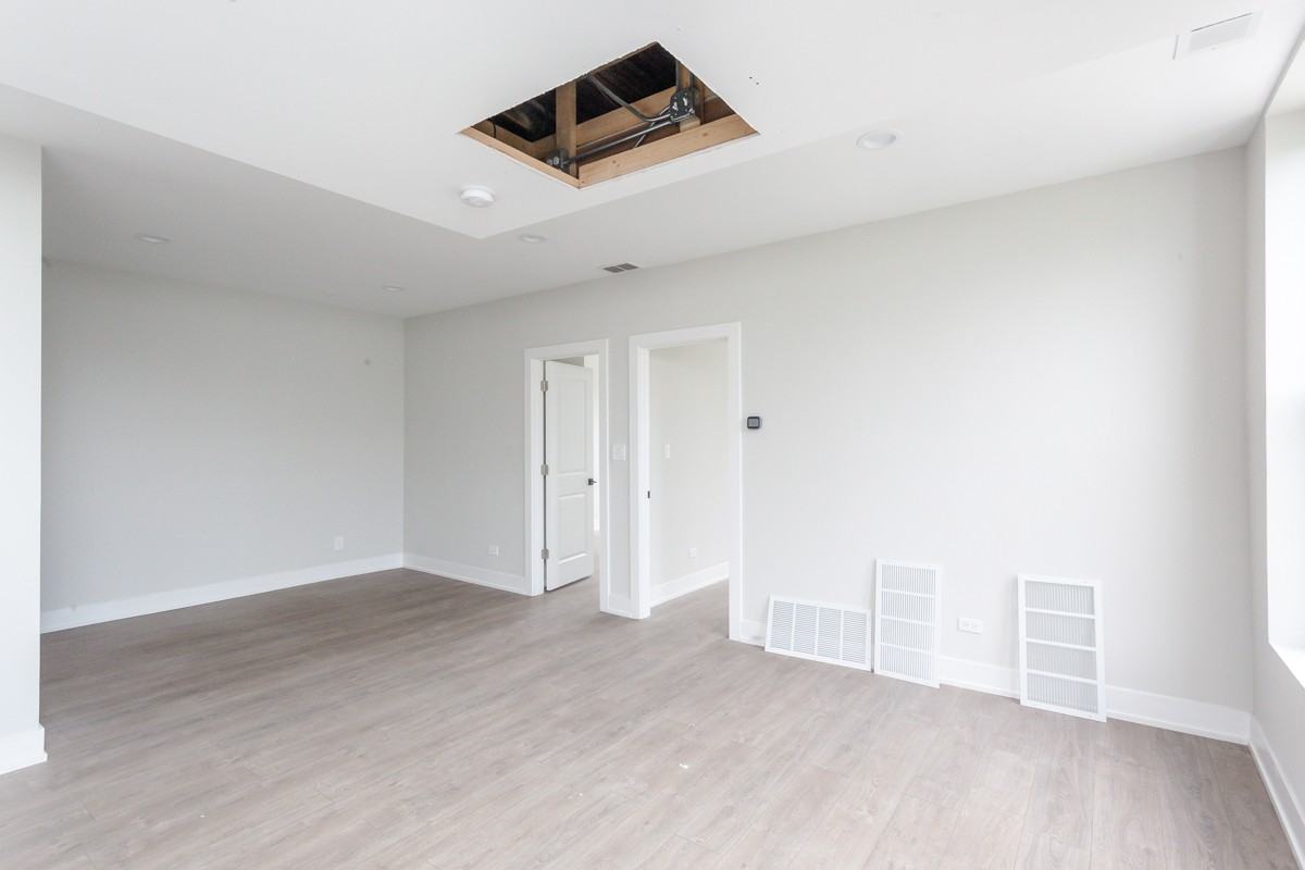 818 W 18th St #3F - Photo 3 of 17