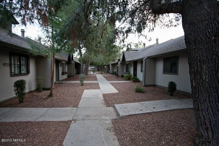 2740 N Malibu Dr - Photo 3 of 13
