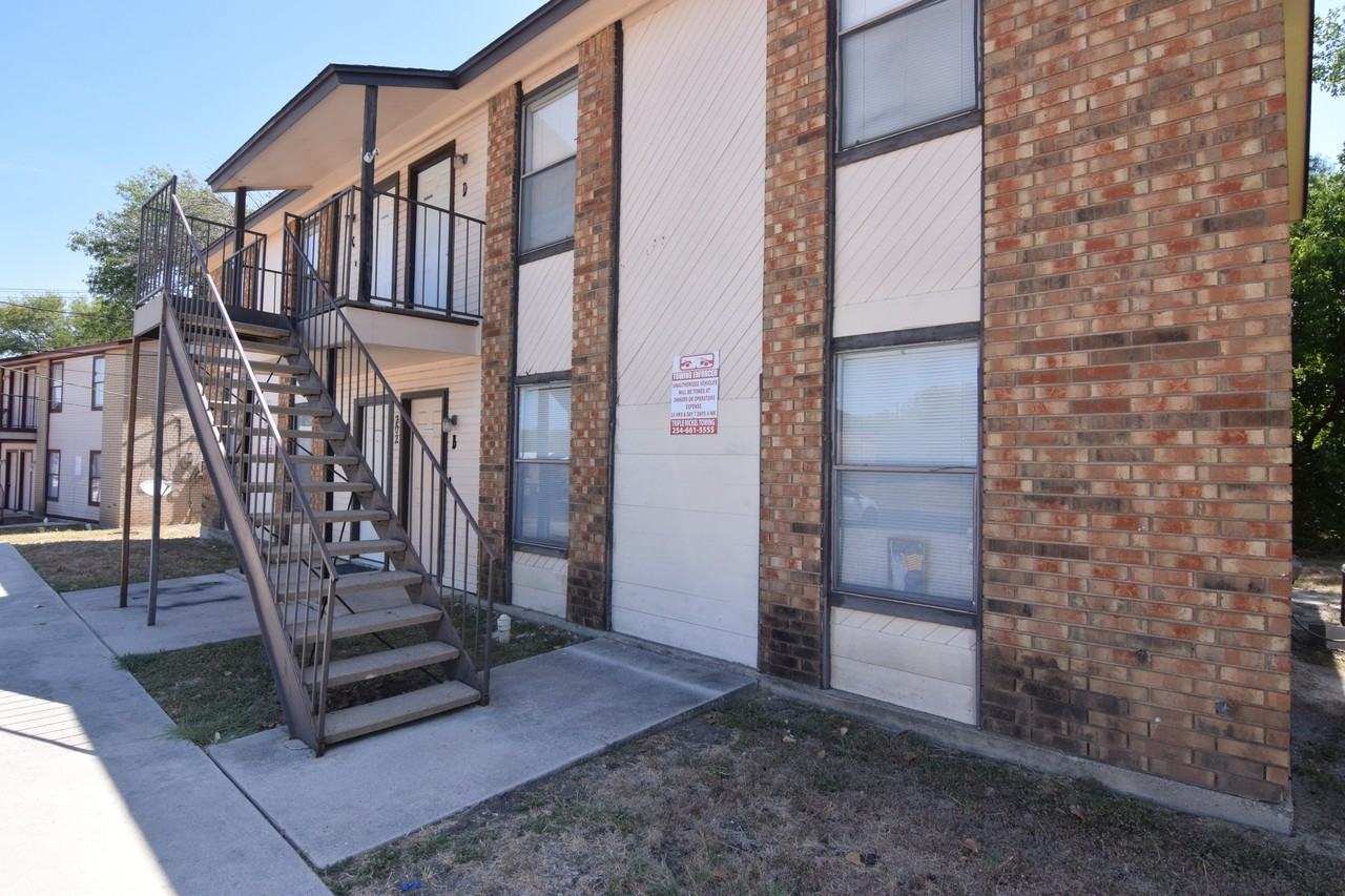 202 Erby Ave - Photo 3 of 16