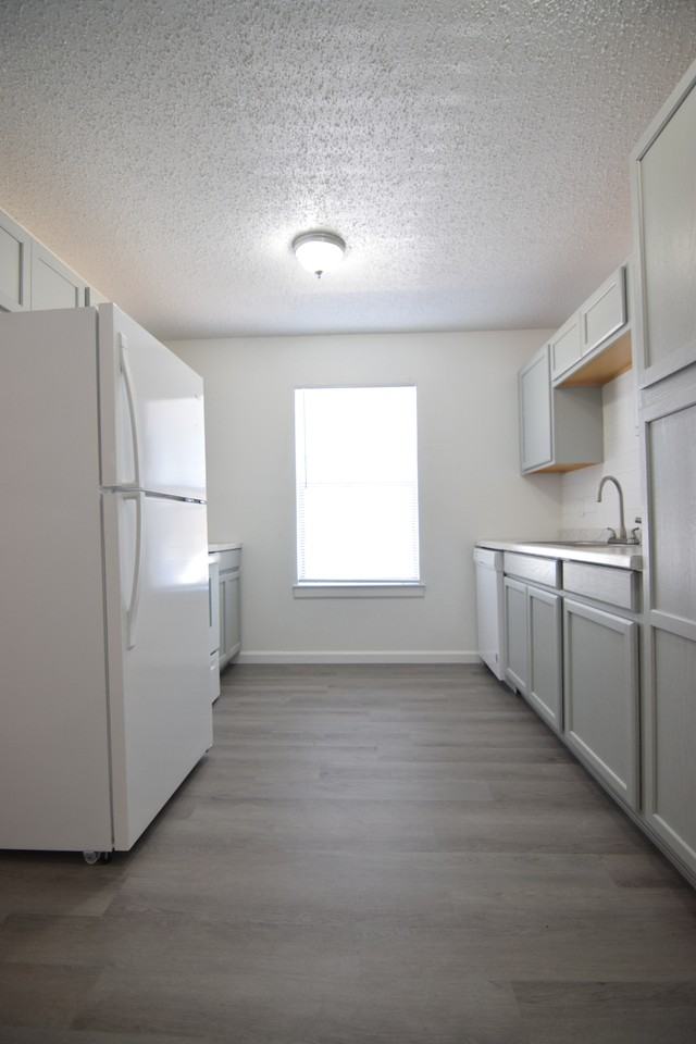 202 Erby Ave - Photo 4 of 16