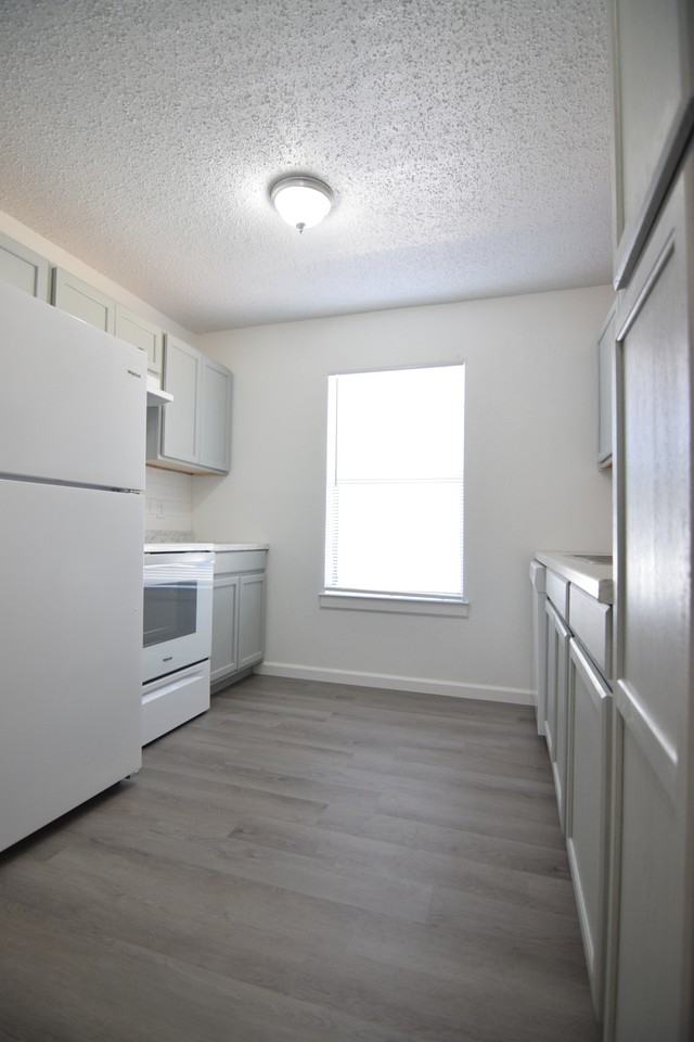 202 Erby Ave - Photo 5 of 16