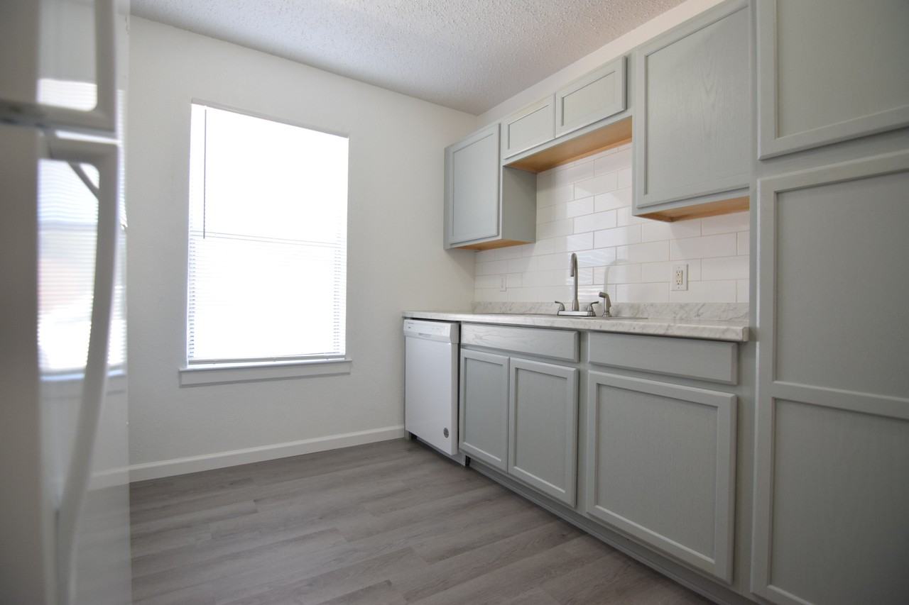 202 Erby Ave - Photo 6 of 16