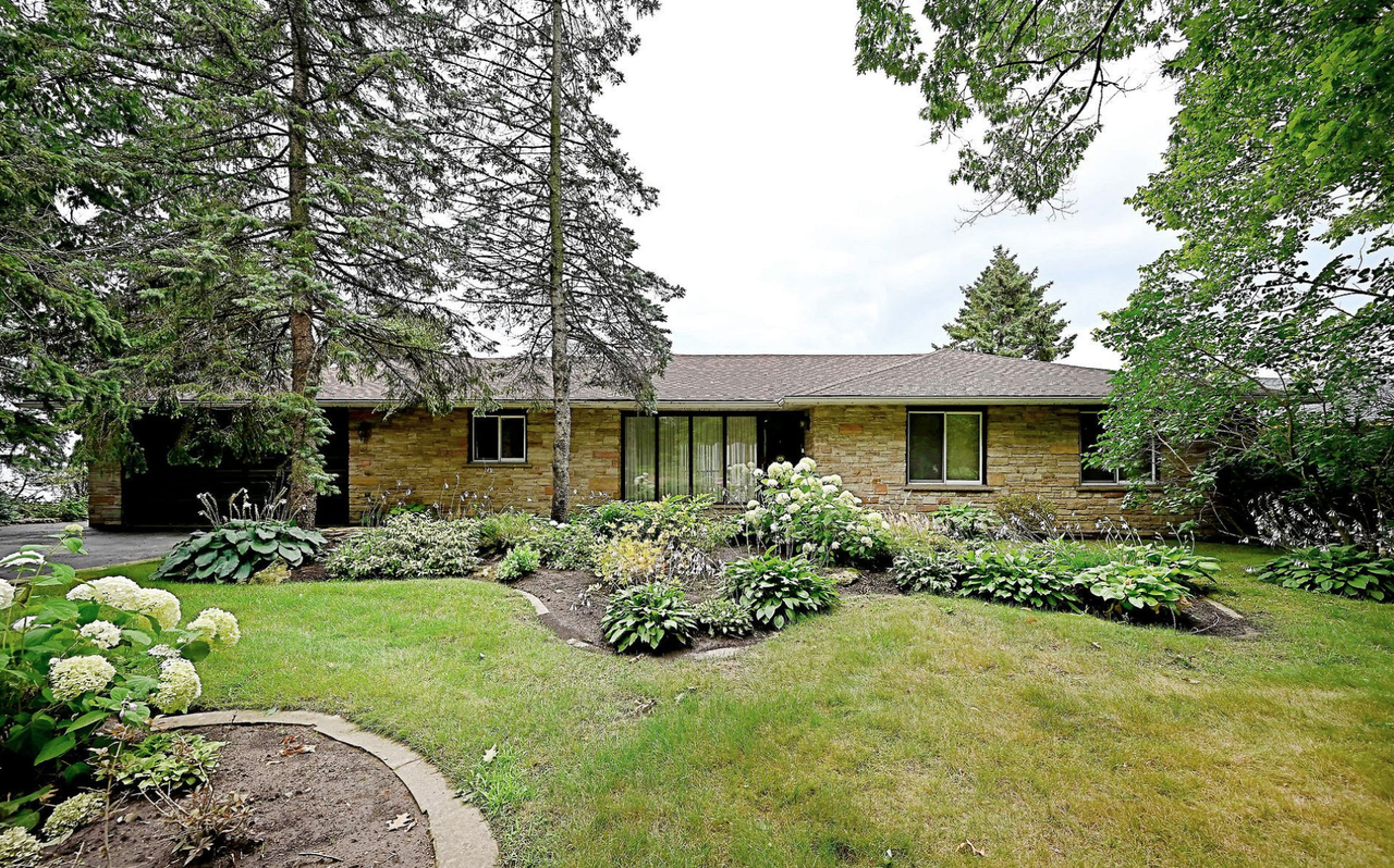 1360 Lakeshore Road West - Photo 2 of 18