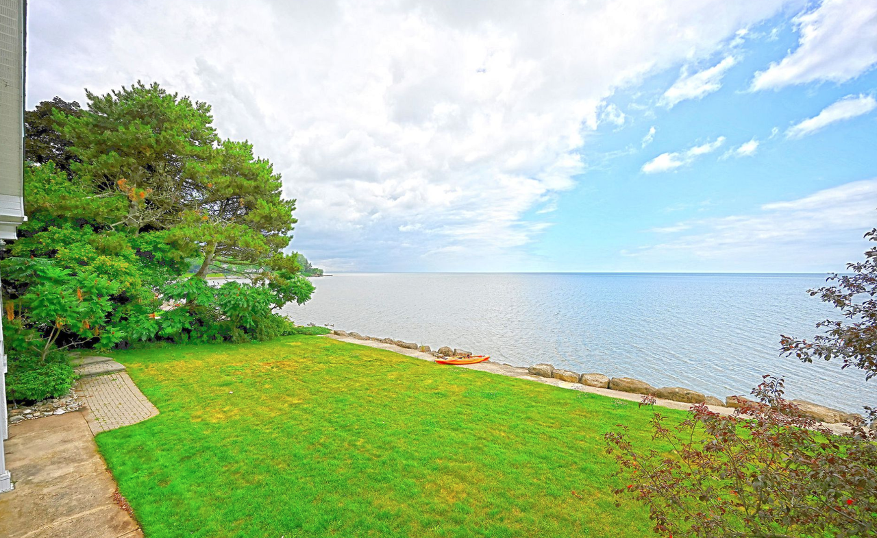 1360 Lakeshore Road West - Photo 3 of 18