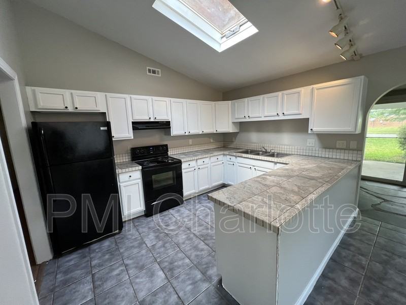 1100 Vickery Dr - Photo 6 of 16