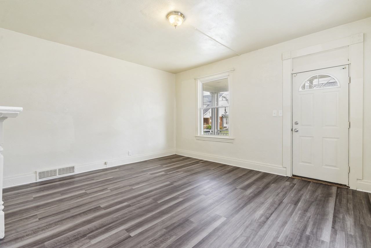 814 Summit St #1 - Photo 4 of 19