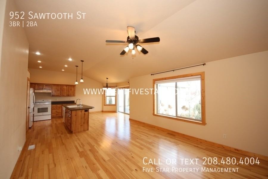 952 Sawtooth St - Photo 2 of 16