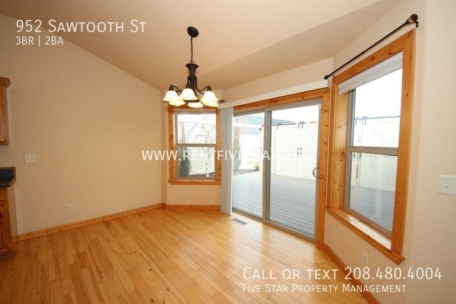 952 Sawtooth St - Photo 3 of 16