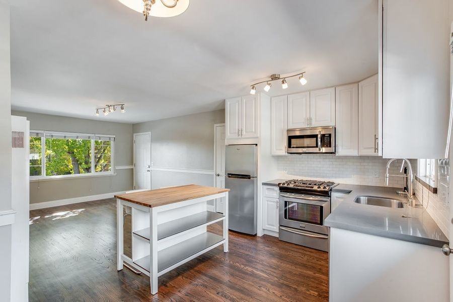 121 Hawthorne Ave - Photo 2 of 16
