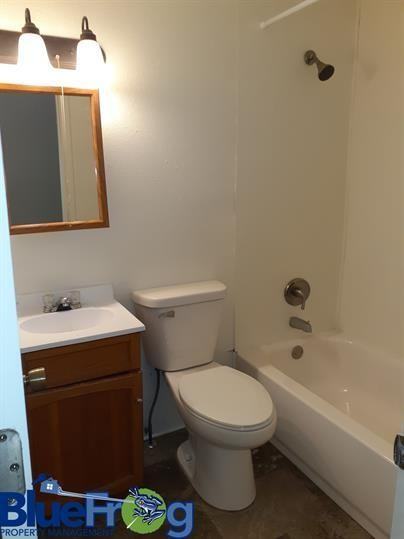 2424 S Madison St - Photo 3 of 4