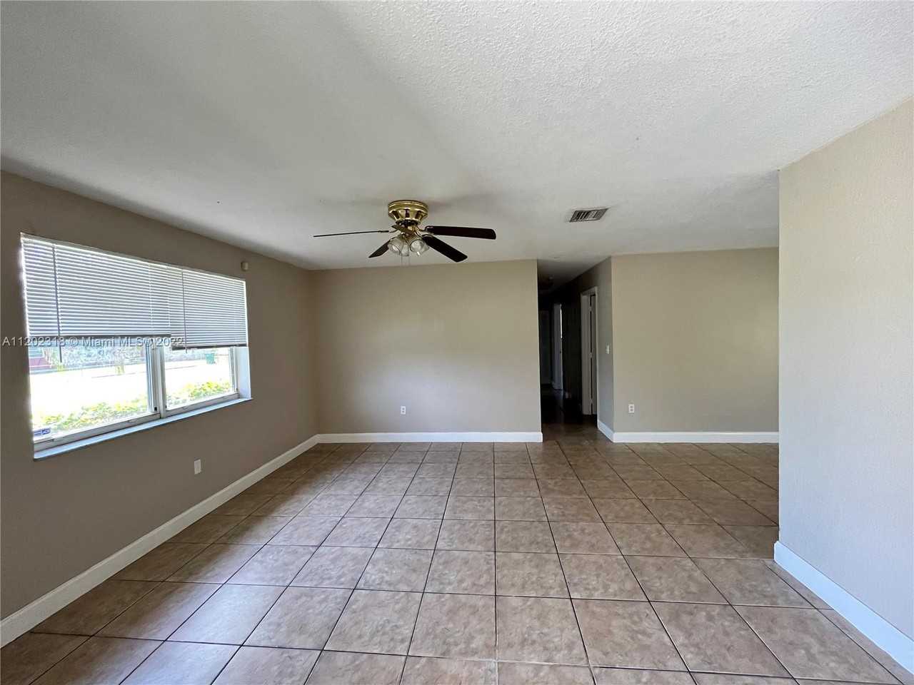 222 Sw 6th Ave #1 - Photo 3 of 10