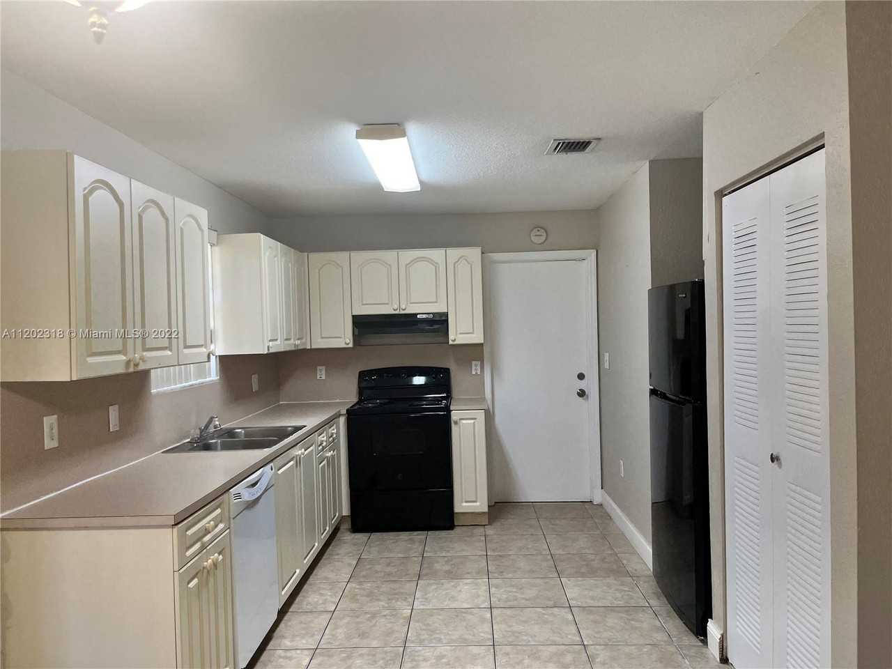 222 Sw 6th Ave #1 - Photo 5 of 10