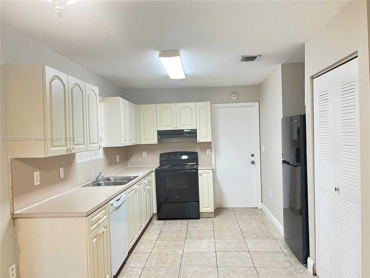 222 Sw 6th Ave #1 - Photo 6 of 10