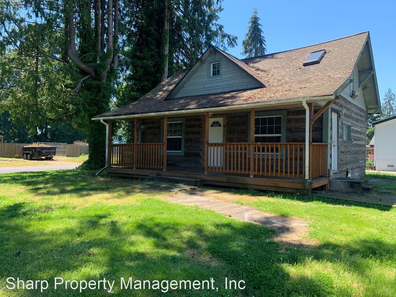 611 Pioneer Ave Ne - Photo 2 of 13