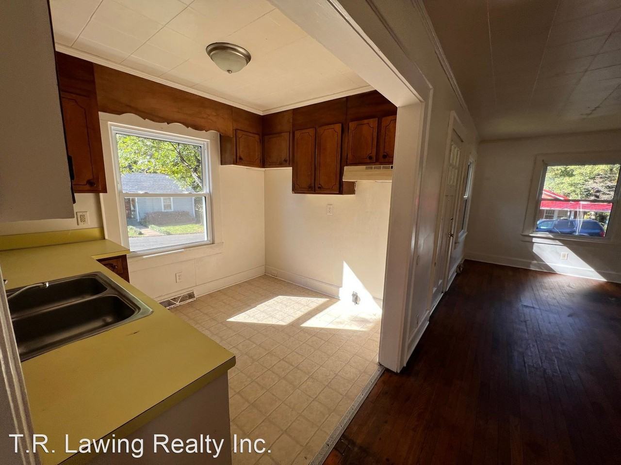 635 Hillcrest Dr - Photo 2 of 15