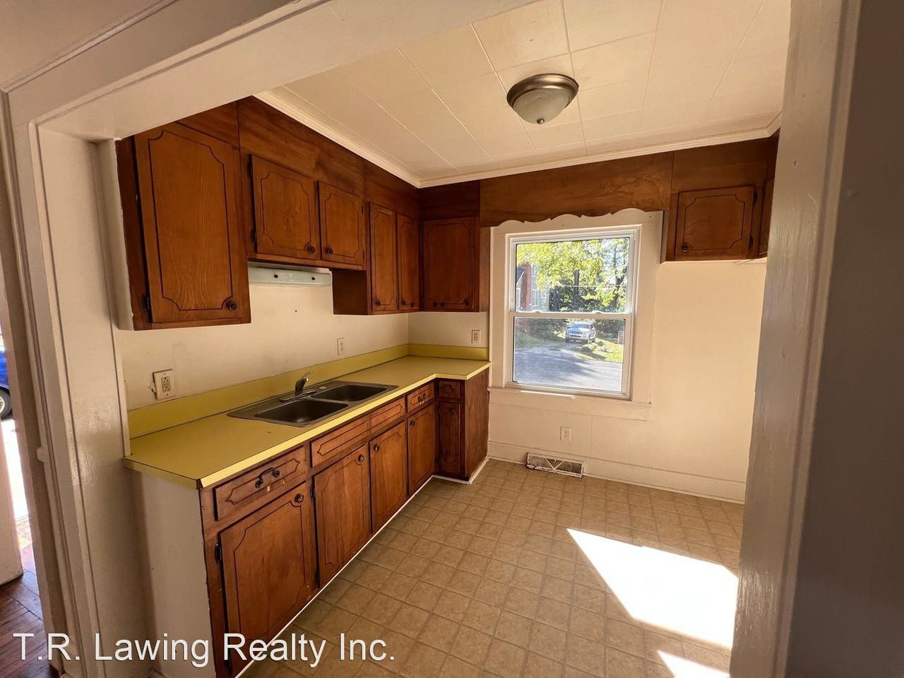 635 Hillcrest Dr - Photo 3 of 15