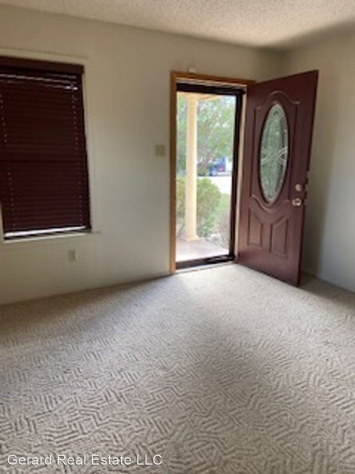 2750 Clinton St - Photo 3 of 28