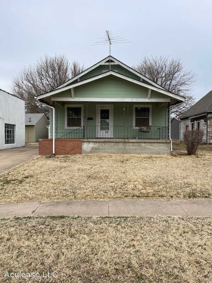 406 E 8th St - Photo 2 of 11