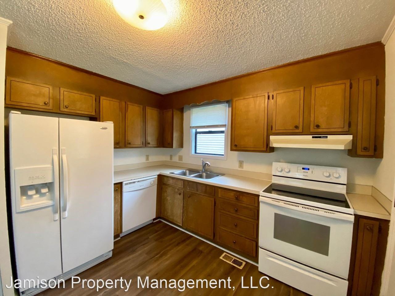 2240A Laburnum Ave - Photo 3 of 9