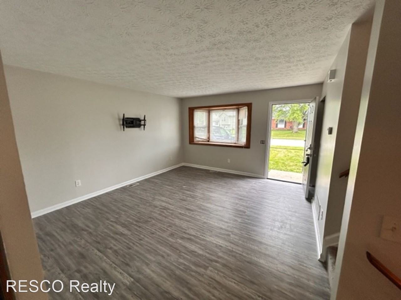 8824 Hubbard Dr N - Photo 2 of 38