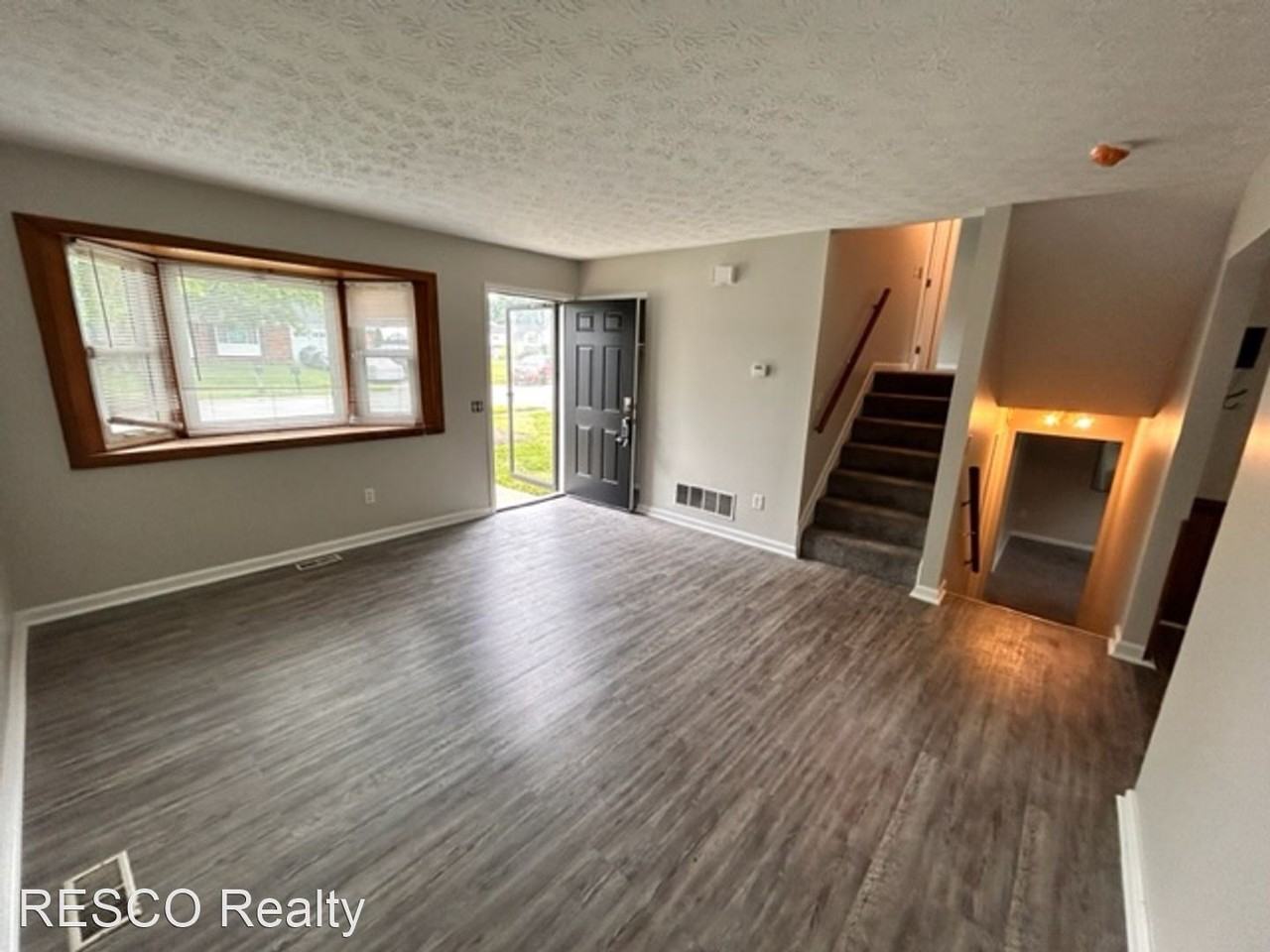 8824 Hubbard Dr N - Photo 3 of 38